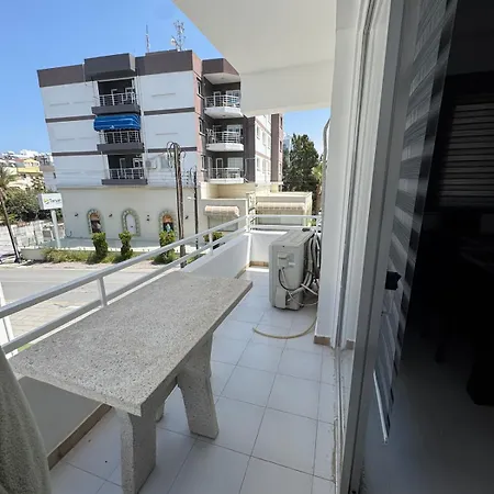 Apartman Center 3 Bedroom Flat Steps From Kyrenia Kerínia