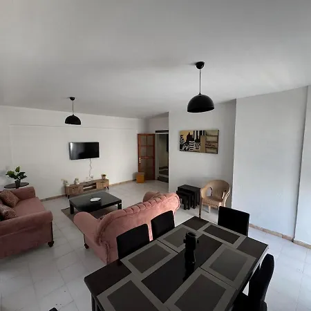 Apartman Center 3 Bedroom Flat Steps From Kyrenia Kerínia