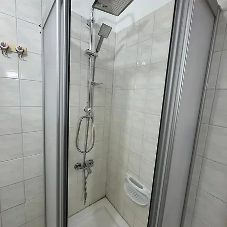Center 3 Bedroom Flat Steps From Kyrenia Kerínia
